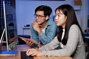 Drucke von Entwicklungs-Technologie für Programmierung arbeitet in der Nacht Dezember Drucke: Entwicklungs-Technologie für Programmierung arbeitet in der Nacht.