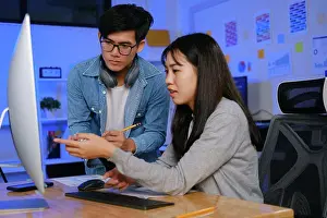 Drucke von Entwicklungssoftwaretechnologie arbeitet in der Nacht Dezember Drucke: Entwicklungssoftwaretechnologie arbeitet in der Nacht.