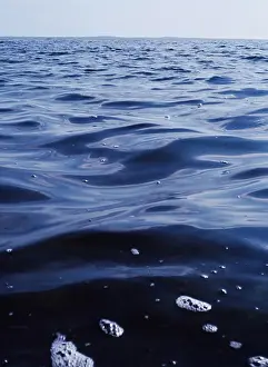 Lake Scenery Drucke: Quiet waves on water