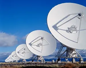 Drucke von Radioteleskope in Reihe auf einem Landschaft, VLA Radioteleskop, National Radio Astronomy Observatory, New Mexico, USA New Mexico Drucke: Radioteleskope in Reihe auf einem Landschaft