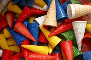Drucke von Ein Bogen farbiger Farben, der das Spektrum erkundet Dezember Drucke: Ein Bogen farbiger Nuancen, die Spektrum erkunden.