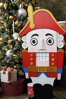 Christmas Tree Decorations Drucke: Red nutcracker near the tree