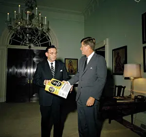 Gerahmter Druck : Der Abgeordnete Edward P. Boland aus Massachusetts überreicht dem Präsidenten Kennedy das Websters Internationales Wörterbuch. Gerahmter Druck : Der Abgeordnete Edward P. Boland aus Massachusetts überreicht dem Präsidenten Kennedy das Websters Internationales Wörterbuch.