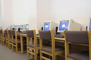 Dezember Drucke: Ein Reihen von Computern in der Schulbibliothek.