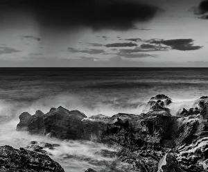 Black And White Coastline Drucke: Rugged coastline