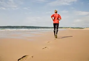 Footprints In Sand Drucke: Runner making footprints on beach