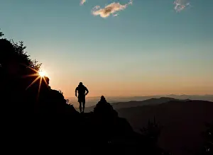 Healthy Lifestyle Tips Drucke: runner at sunset with stunning epic view, White Mountains, NH
