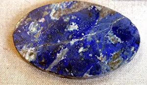 Bilder Datiert 30. August 2017: Ein Probenstück von blau geflecktem Stein mit Calcit. Datiert 20. Jahrhundert.