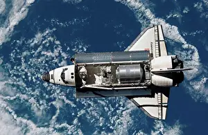 Space Shuttle Discovery Drucke: Satellite view of a space shuttle with earth in the background
