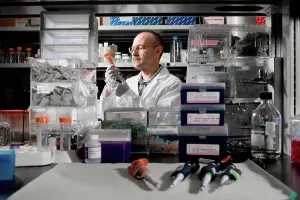 Scientist In Lab Drucke: Scientist experimenting in laboratory