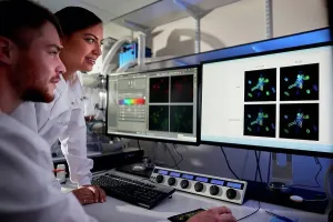 Computer Science Research Drucke: Scientists in laboratory using computer