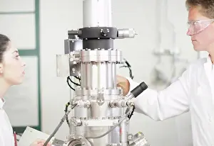 Young Adults At Work Drucke: Scientists using equipment in lab