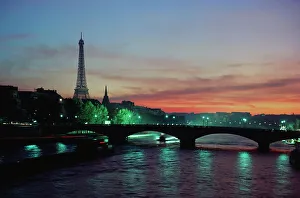 Eiffel Tower Silhouette Drucke: Silhouette of a tower at sunset