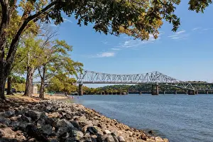 Drucke von Der Singing River Bridge, auch bekannt als der Patton Island Bridge, überspannt den Tennessee River in der Nähe des McFarland Park and Recreation Area in Florence, Alabama, USA Tennessee Drucke: Singing River Brücke