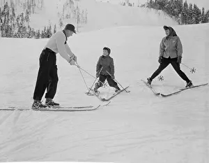 Recreational Winter Activities Drucke: Ski instructor giving lessons