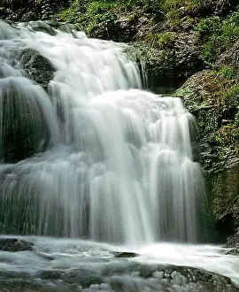 Uninhabited Mountain Creeks Drucke: Small waterfall in a mountain stream, movement