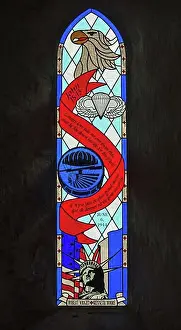 Drucke von Fenster aus farbigem Glas, das Robert Wright und Ken Moore, US-amerikanische Sanitäter der Armee im Zweiten Weltkrieg, in der Kirche von Angoville-au-Plain, Manche, Normandie, Frankreich Manche Drucke: Glasfenster mit der Widmung an Robert Wright und Ken Moore.