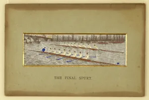 Drucke von Stevengraph, Der Endspurt, Thomas Stevens, (Englisch, 1828-1888), Maschinengeflochtenes Seidengewebe, montiert, Zwei Ruderboote werden in einem Wettbewerb gesehen. Ein Brücke im linken Hintergrund Juni Drucke: Stevengraph, Der Endspurt.