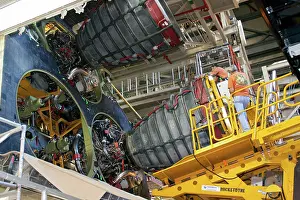 Space Shuttle Discovery Drucke: STS-133 DISCOVERY ENGINE-3 INSTALLATION