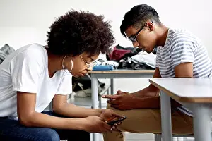 Juni Drucke: Schüler im Klassenzimmer mit Smartphones