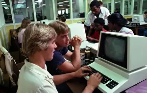 Bilder Datiert 16. Juni 2009: Schüler arbeiten mit Computern im Klassenzimmer.