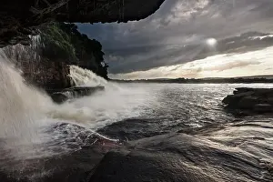 Drucke von Die Sonne scheint durch Wolken von einem Wasserfall aus, Bolivar-Staat, Venezuela Venezuela Drucke: Sonne, die durch Wolken scheint, gesehen von Wasserfall, Bolivar-Staat, Venezuela.