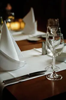 Restaurant Table Setting Drucke: A table set for dinner in a restaurant