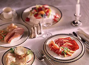 Gerahmter Druck : Tischsetzung, Vorspeise Charcutterie, Hauptgang Lachs-Steak, Dessert Pavlova Gerahmter Druck : Tischsetzung, Vorspeise Charcutterie, Hauptgang Lachs-Steak, Dessert Pavlova