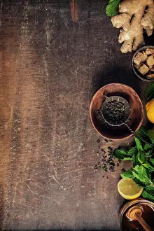 Herbal Tea Ingredients Drucke: Tea composition on rustic background: tea, mint, lemon, ginger. Flat lay top view