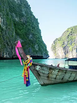 Phuket Island Drucke: Thailand, Phuket, Phi Phi Islands, Longtail Boats and swimmers