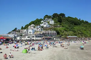 Drucke von Touristen am Strand, Looe Beach, Looe, Cornwall, England Looe Drucke: Touristen auf der Strand, Looe Beach, Looe, Cornwall, England.
