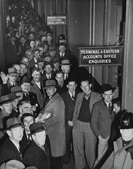 Drucke von Straßenbahn-Männer, die dann für den verlorenen Arbeitswochen bezahlen. 28. Oktober 1946 September Drucke: Straßenbahnleute, die dann empfangen haben für die verlorene Woche der Arbeit