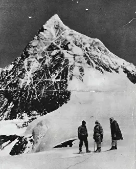 Drucke von Der unbesiegte Mount Everest präsentiert sich in all seiner Pracht, mit dem Südgipfel im Vordergrund, fotografiert von oben auf dem Eperon De Genevous über der South Col Juli Drucke: Der unbesiegte Berg präsentiert seine Herausforderung an die mutigen