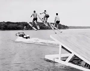 Drucke von Vereinigte Staaten: ca. 1956 Drei Mitglieder des Min-Aqua Bats Waterski Clubs nehmen den Sprung gleichzeitig als Teil der Wasserskischau See Drucke: Vereinigte Staaten: c