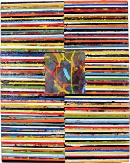 Drucke von Verschiedene farbigen Linien bewegen sich über der Oberfläche der Encaustik- und Collage-Malerei, die einen Quadrat umfasst, das in der Mitte des Kompositions steht Zeitgenössische Kunst Drucke: Verschiedene farbige Linien bewegen sich über der Oberfläche des Enkaustiks.