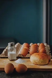 Vertikaler Nahschuss von Brot mit Ei und Salz.