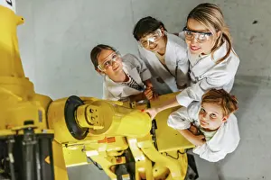 Bilder Datiert 25. Juni 2024: Obenansicht von Kindern, die Roboterlern in der Grundschule.