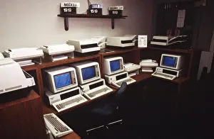 Drucke von Ein Blick in die Computerstationen, Drucker und Faxgeräte, die Teil des amerikanischen Endes der Washington-Moskau Direkten Kommunikationsverbindung sind November Drucke: Ansicht von Computerarbeitsplätzen