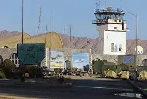 Afghanistan Conflict Images Drucke: A view of the main intersection just inside the front gate of the forward operating base located at Kandahar