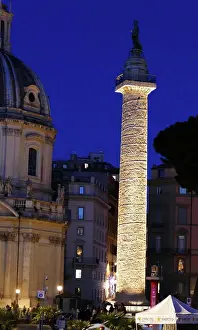 Ancient Roman Architecture Italy Drucke: View of Trajan's Column at night