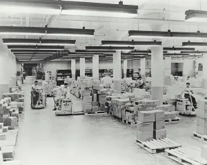 Drucke von Altes Foto. Lagerbereich der neuen Toiletteneinrichtungen-Fabrik des Colgate-Palmolive-Peet-Konzerns im Wert von Millionen Dollar in Kansas City, Kansas Kansas Drucke: Altes Foto