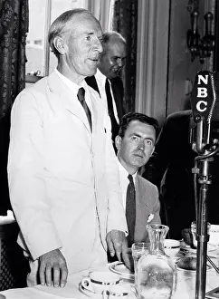 Drucke von Washington, D.C.: 1934 Upton Sinclair, Kandidat der Demokraten für den Gouverneursposten von Kalifornien, erklärt seinem Plan Epic zur Beendigung der Armut in Kalifornien an die National Press Club März Drucke: Washington, D.C.: 1934 Upton Sinclair