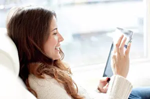 Drucke von Frau, die ein Tablet-Computer verwendet September Drucke: Frau, die ein Tablet-Computer verwendet.