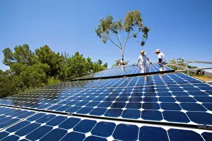 Drucke von Arbeiter installieren eine Solarenergieanlage auf einem Hügel in Malibu, Installation durch Martifer Solar USA, Kalifornien April Drucke: Arbeiter installieren ein Solarsystem auf einem Hügelhang in Malibu