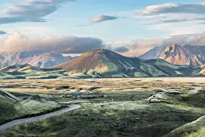 Deserted Mountainous Terrain Drucke: 11877504