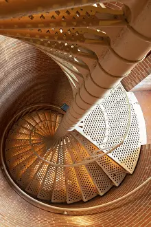 Leuchttürme Drucke: 150 enge Treppenstufen einer Spiral­treppe bis zur Spitze des Cape May Leuchtturms.