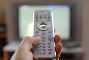 Hand Holding Remote Control Drucke: 171920