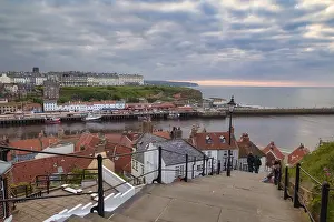 Whitby Drucke: Die 199 Stufen von Whitby bei Sonnenuntergang.