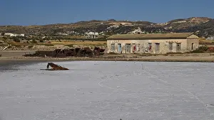 Landschaftsmalerei Drucke: Verlassenes Gebäude mit Graffiti gegen Trockenlandschaft und Hügel.