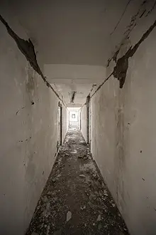 Abandoned Corridor Drucke: Abandoned, destroyed corridor, ghost town